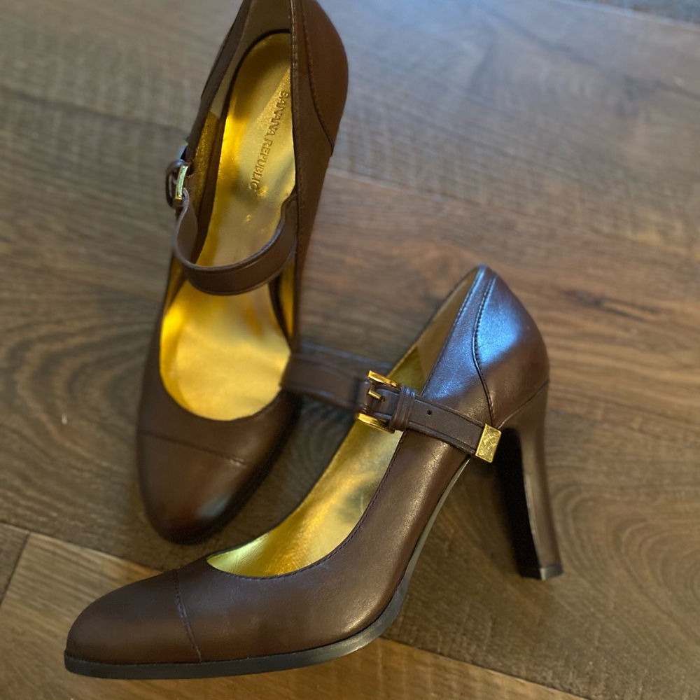 Banana Republic Brown Mary Jane Heels